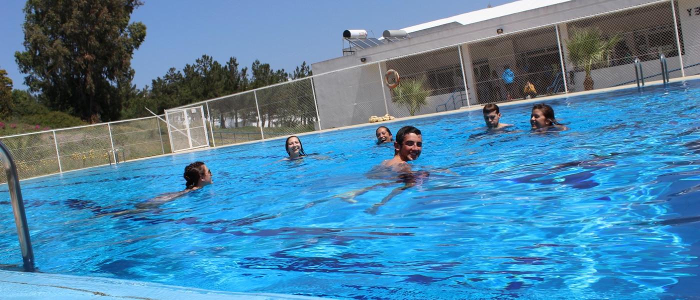 必发365bifa888学生在丹吉尔美国学校的游泳池里游泳